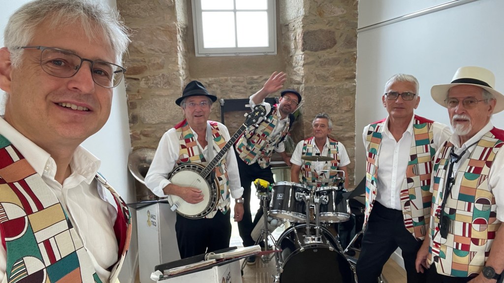 Les musiciens de Jazz Tico souriants, en septembre 2024