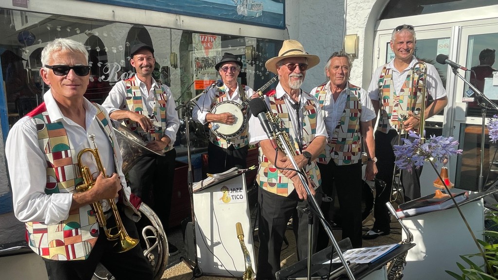 Les six musiciens de Jazz Tico jouant en plein air