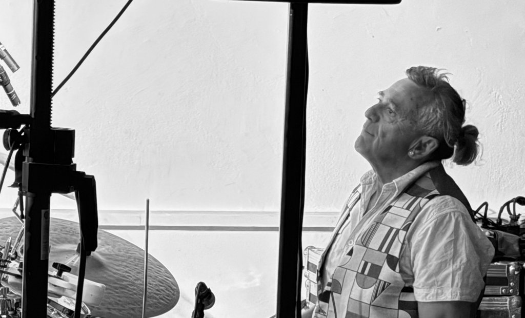 Le batteur de Jazz Tico, de profil derrière sa batterie, le regard levé