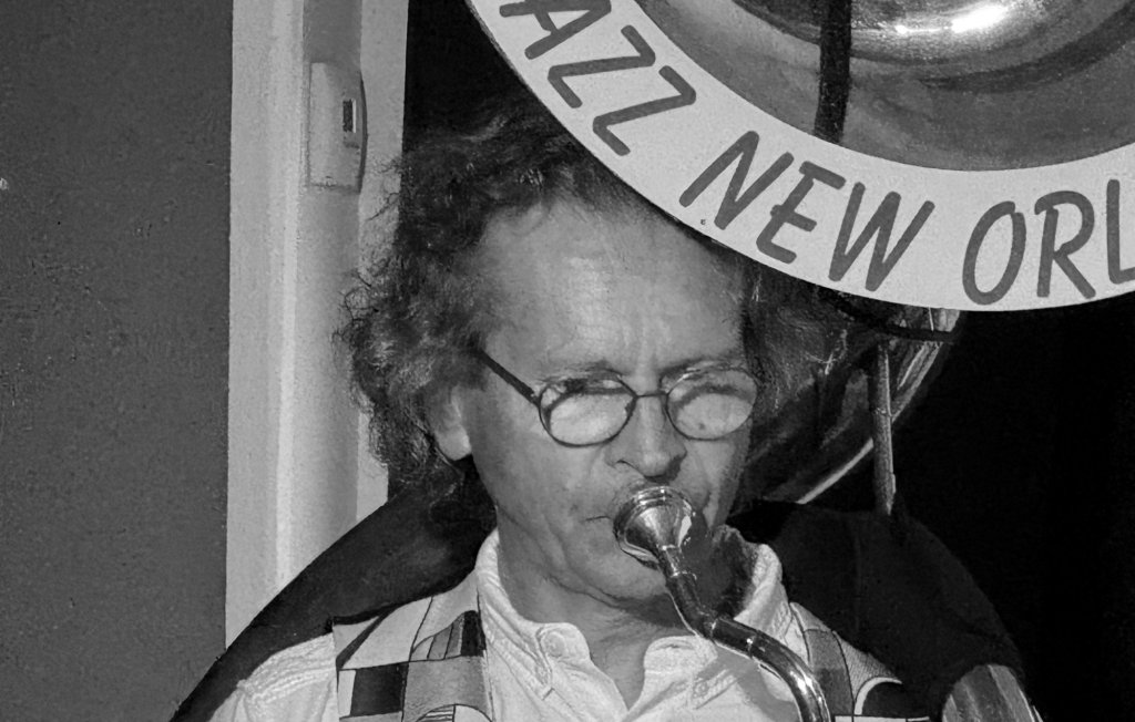Le joueur d'hélicon de Jazz Tico, sous le pavillon marqué « Jazz New Orleans »