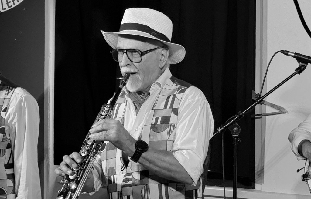 Le saxophoniste de Jazz Tico, chapeau blanc, au saxophone soprano