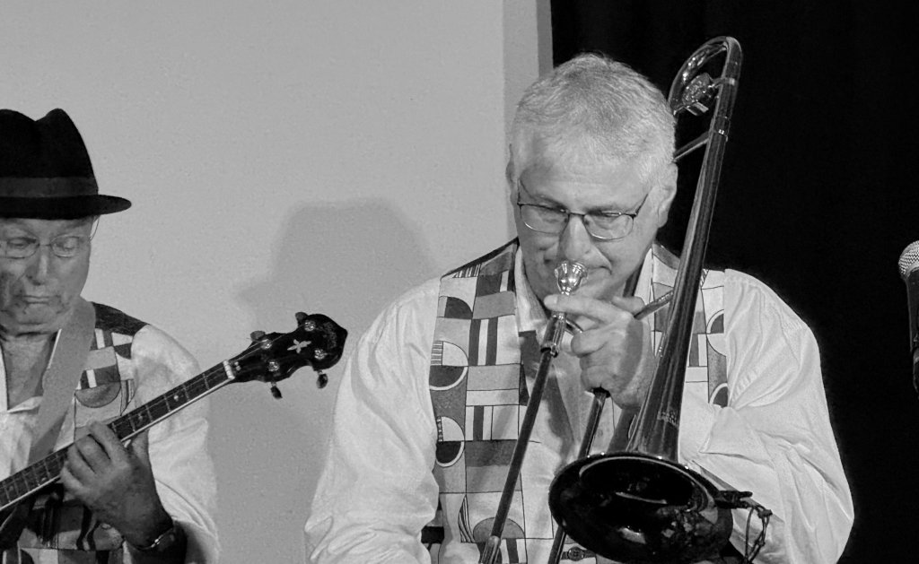 Le tromboniste de Jazz Tico au trombone à coulisse, à côté du banjoïste
