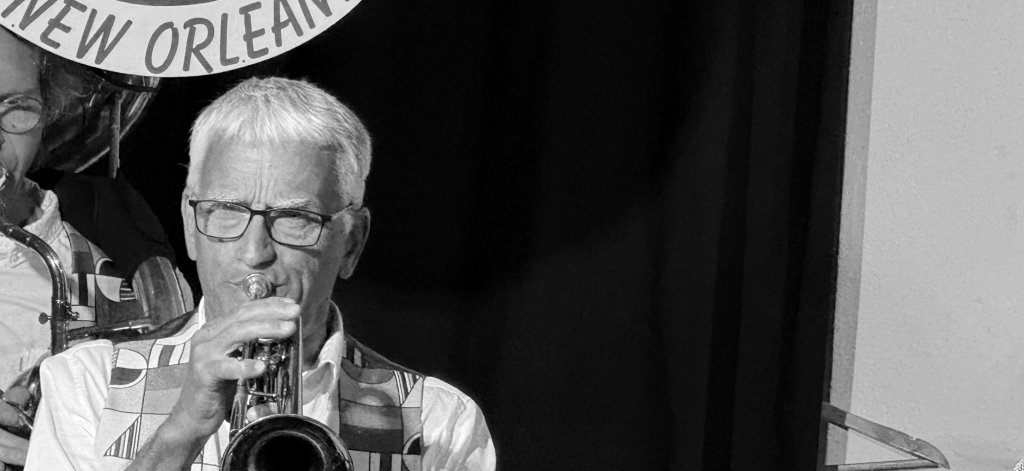 Le trompettiste de Jazz Tico sur scène, devant le pavillon de l'hélicon