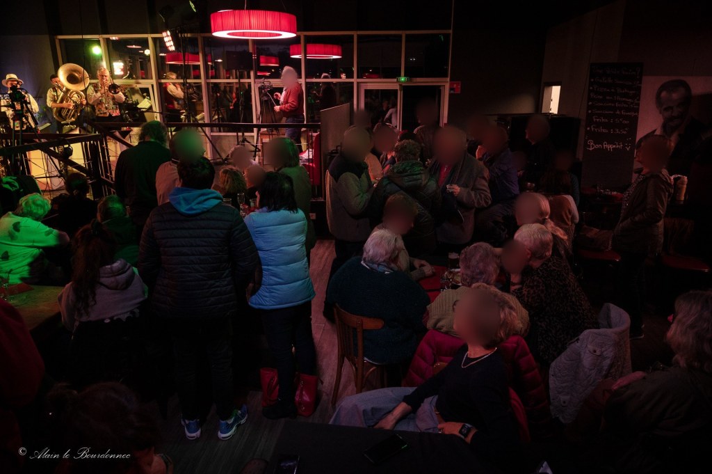 Une salle bien remplie à L'Entrepôt pendant le concert de Jazz Tico, le groupe sur scène au fond