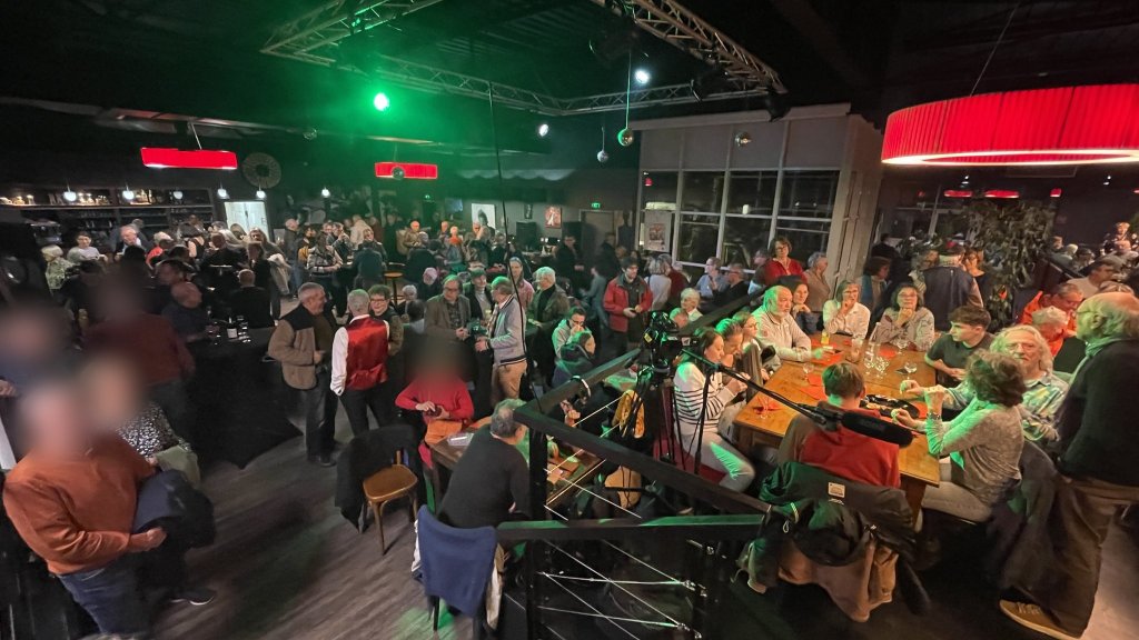 Une salle comble de spectateurs pendant un concert de Jazz Tico
